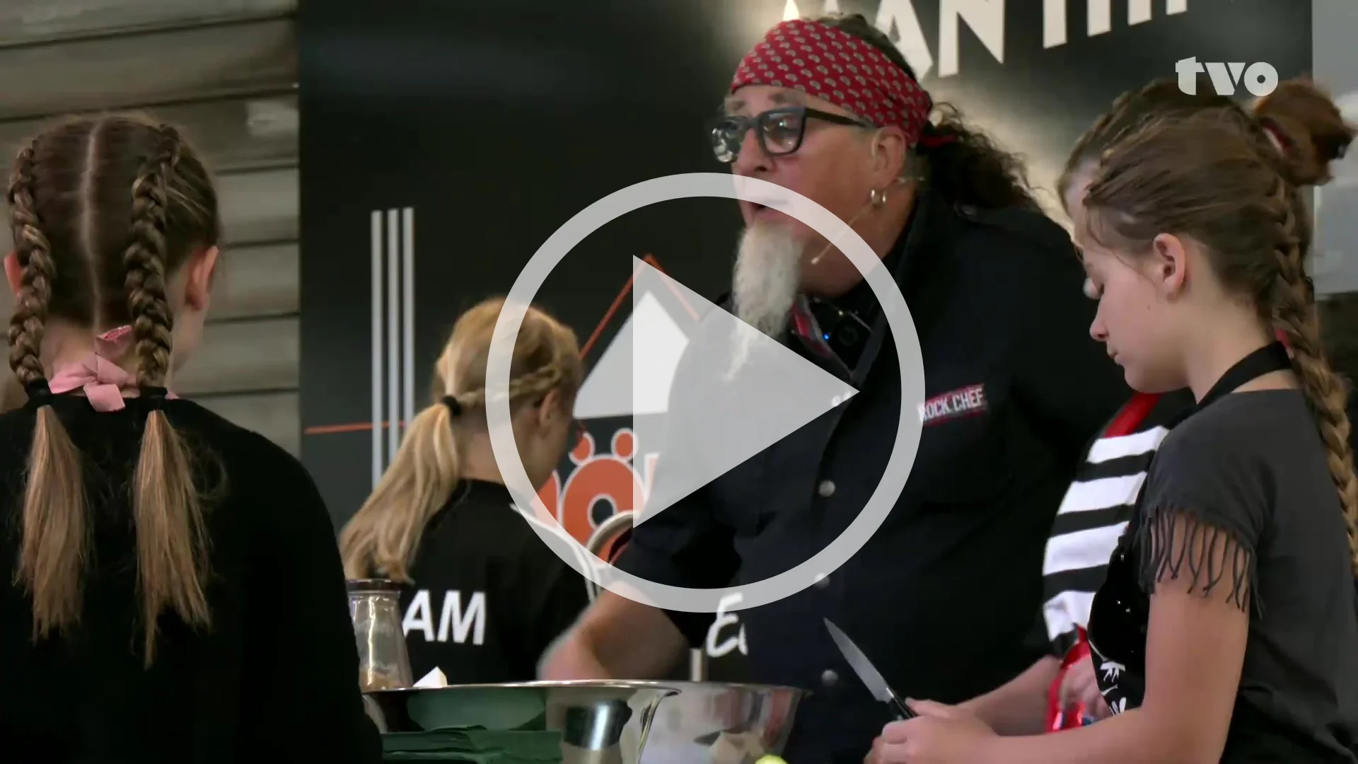 Stefan Marquard kocht mit Kindern